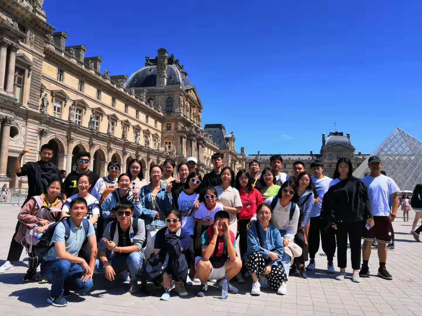 Die chinesische Schüler beim Ausflug nach Paris.