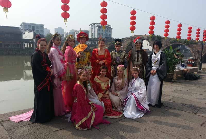 Kerpener Schüler in chinesischen Kleidung in Tangqi