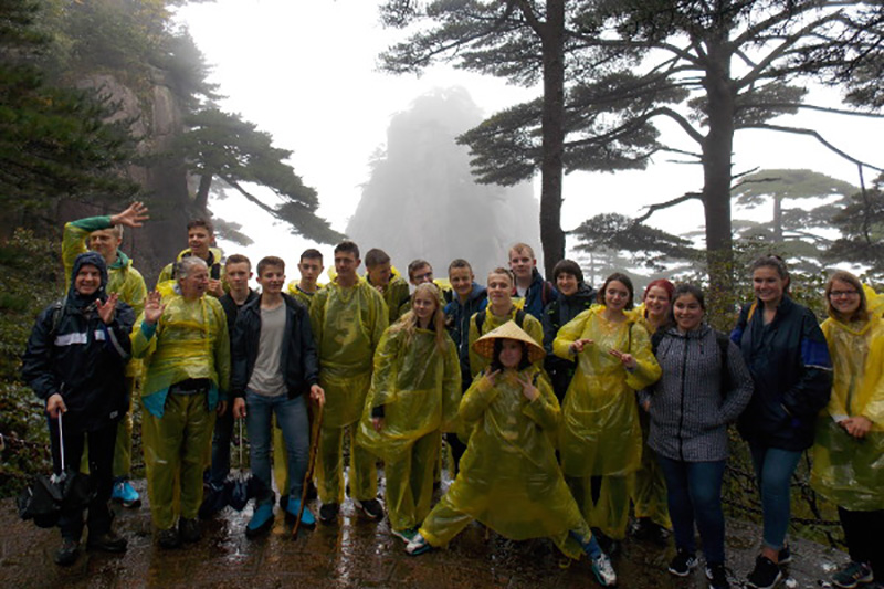 Schülergruppe vom Ubbo Emmius Gymnasium Leer auf Huangshan Berg.