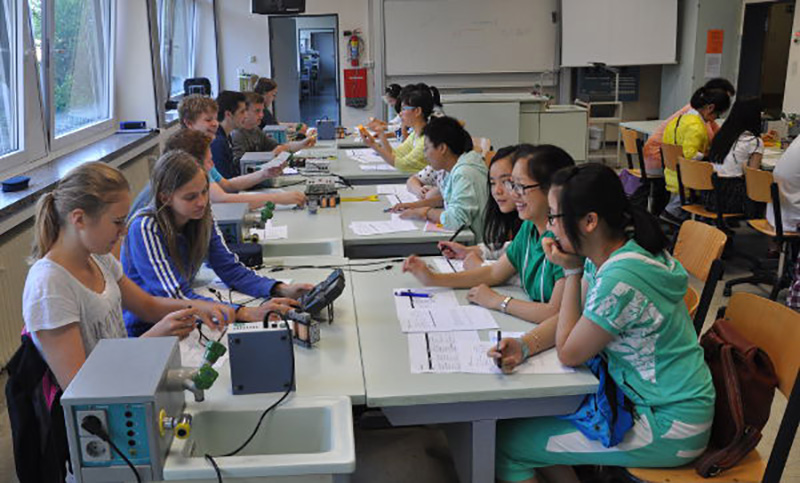 Chinesische und deutsche Schüler haben Unterrichte in Ubbo Emmius Gymnasium Leer.