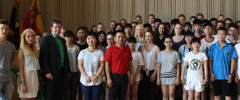 Chinesische und deutsche Schüler in Dessauer Rathaus